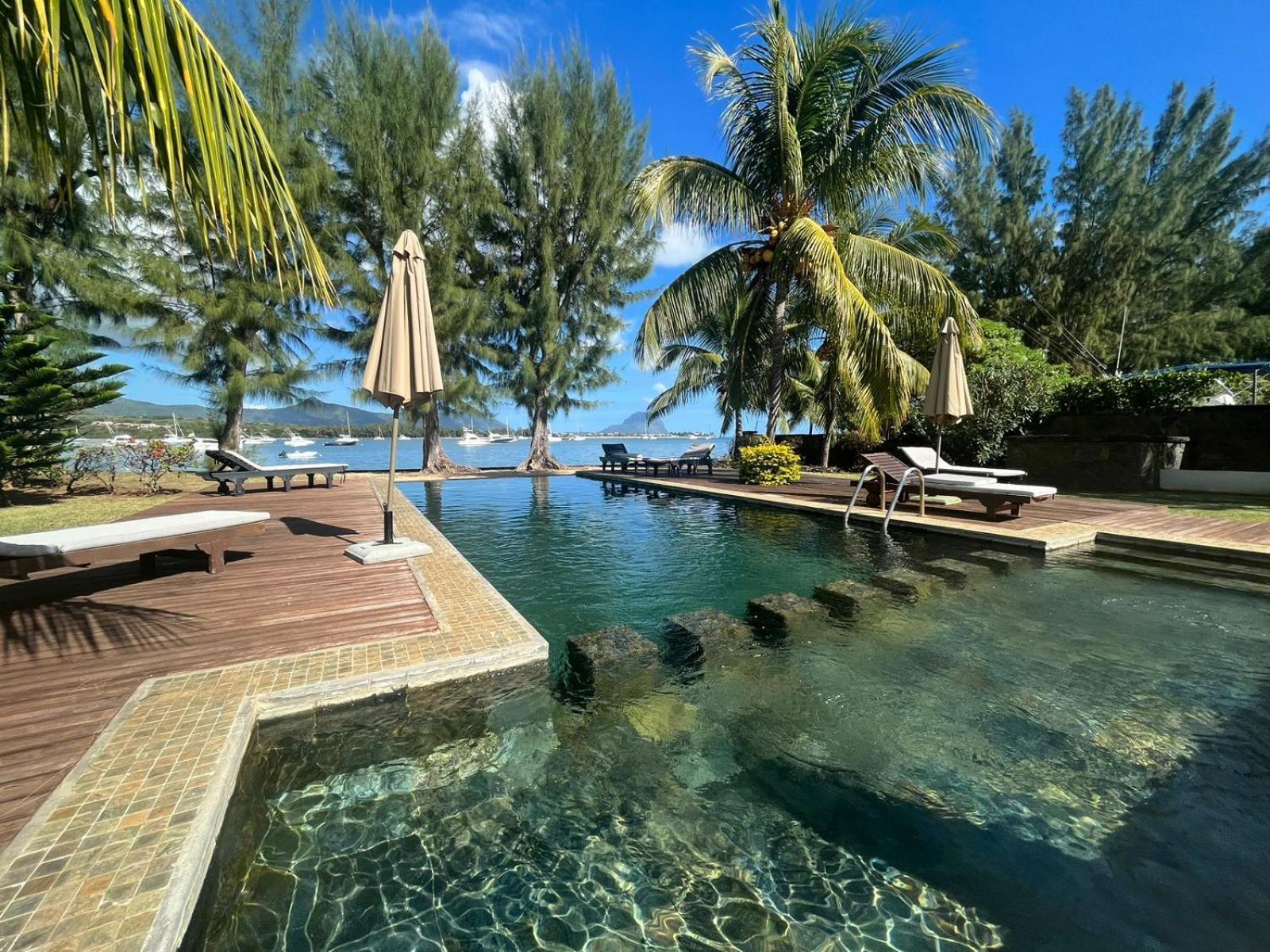 Olana Blue - Beachfront Apartment Riviere Noire Ngoại thất bức ảnh